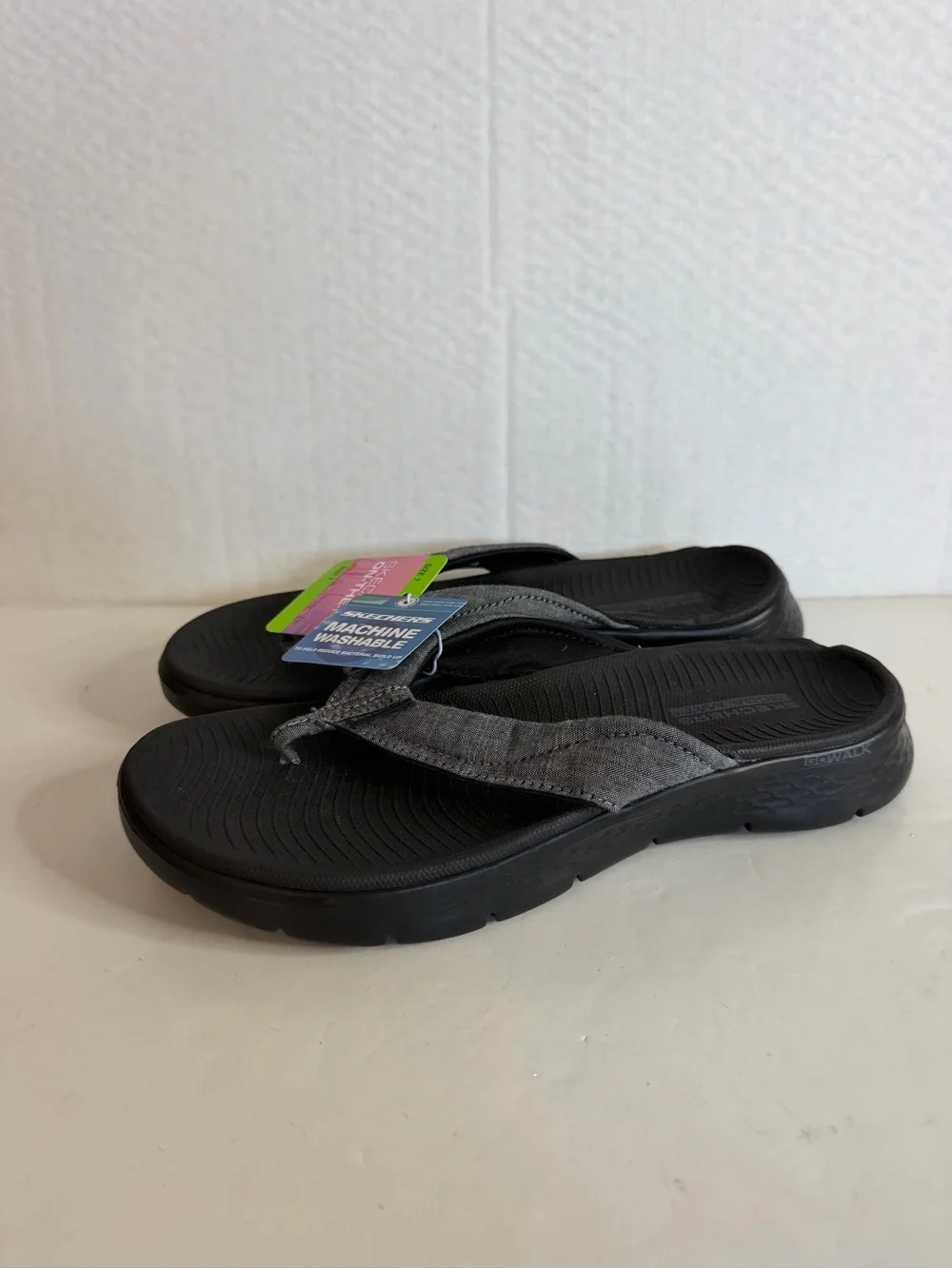 NWT Skechers women’s Black Flip Flop Sandals with Gray Straps Size 7.